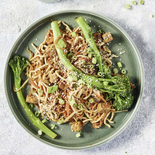 Recept voor Vegetarische noedelwok met gemarineerde tempé, broccolini